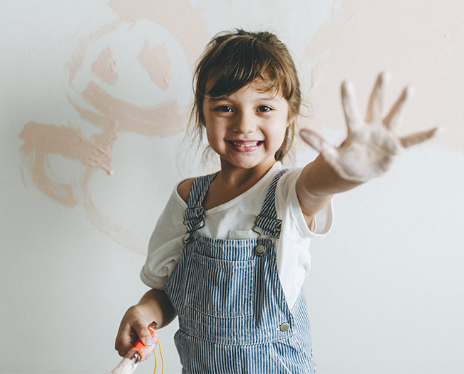 Kind streicht Kinderzimmer