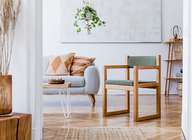 Holzöl Anwendung im Wohnzimmer