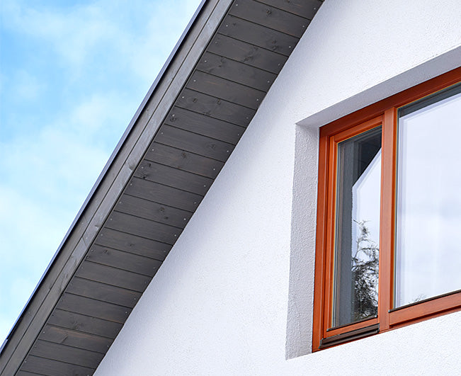 Weiße Fassade und anthrazit Dachüberstand