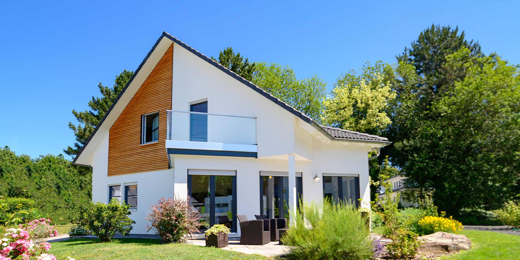 Haus weiße Fassade und Holzverkleidung