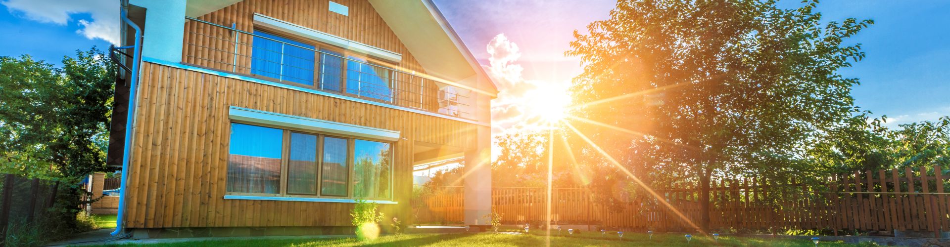 Header Holz Haus & Zaun mit Garten