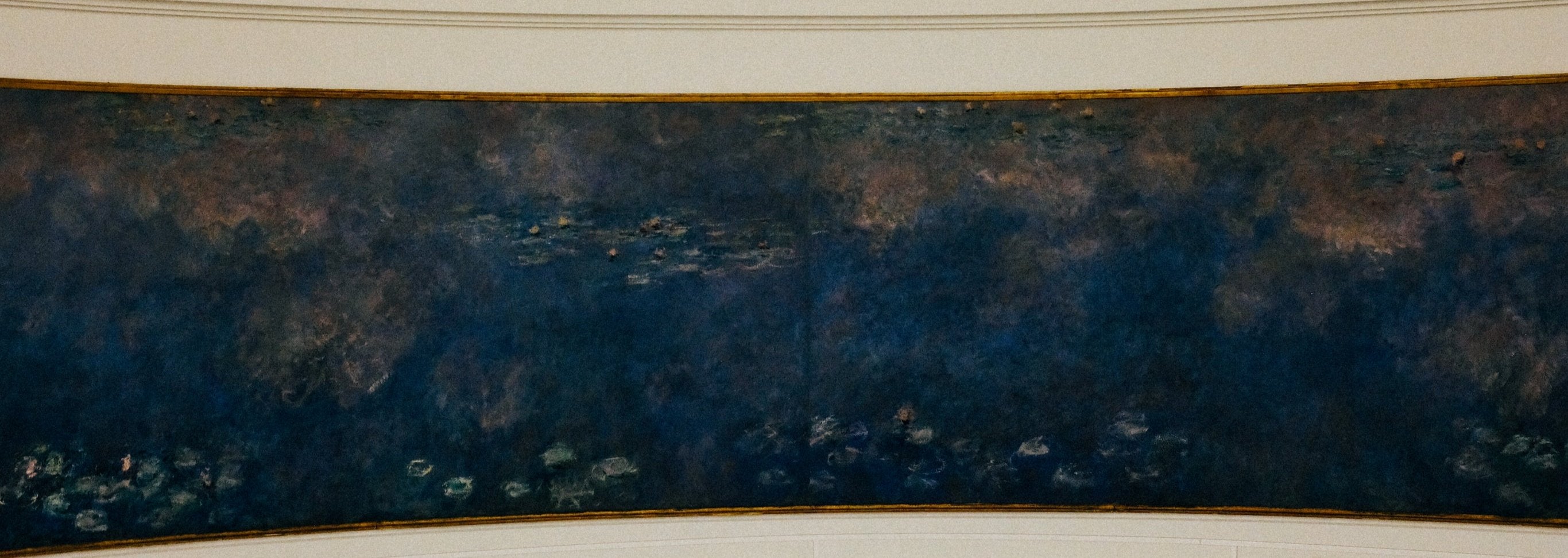 Gemälde in einer Galerie